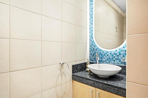 VayK - Beachfront 1BR on Palm Jumeirah with Sea View - image 14