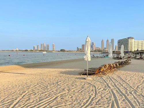 VayK - Beachfront 1BR on Palm Jumeirah with Sea View - image 7
