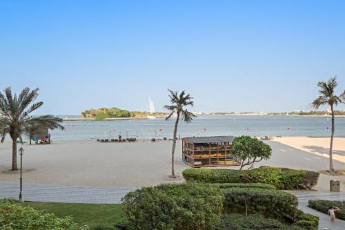 VayK - Beachfront 1BR on Palm Jumeirah with Sea View - image 13