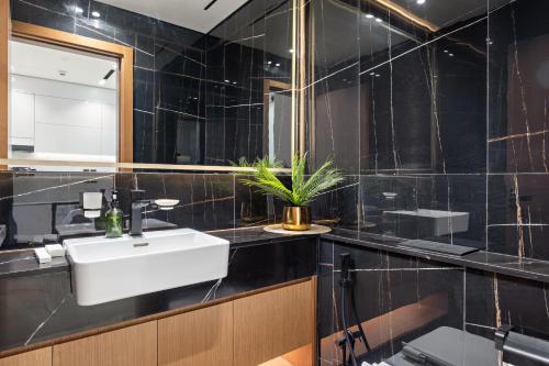 VayK - Heavenly Brand New 1BR in Jvc - image 5