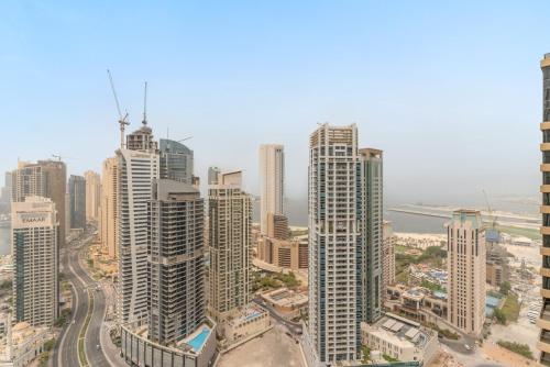 VayK - Elegant 2BR with Luxury Amenities in LIV Marina - image 5