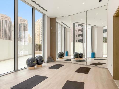 VayK - Elegant 2BR with Luxury Amenities in LIV Marina - image 3