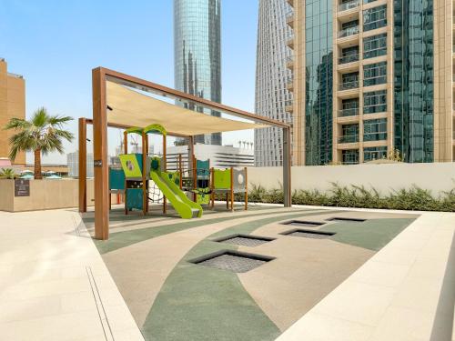 VayK - Elegant 2BR with Luxury Amenities in LIV Marina - image 4