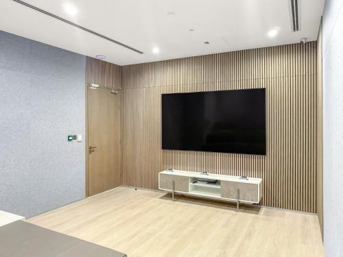 VayK - Elegant 2BR with Luxury Amenities in LIV Marina - image 7