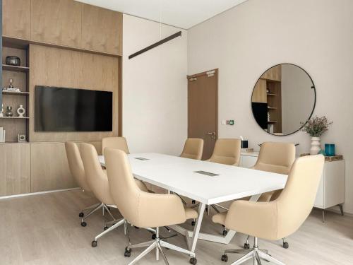 VayK - Elegant 2BR with Luxury Amenities in LIV Marina - image 14