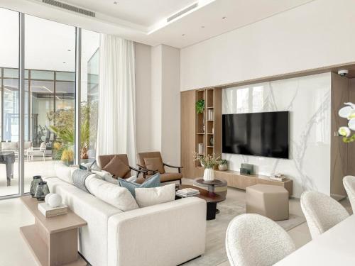 VayK - Elegant 2BR with Luxury Amenities in LIV Marina - image 11