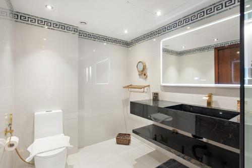 VayK - Luxe 2BR with Stunning Marina Views - image 14