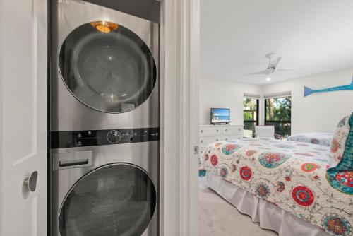 Ground Floor Luxury - Your choice of 2 Bikes or Kayak Rental - Steps to Beach! - image 4