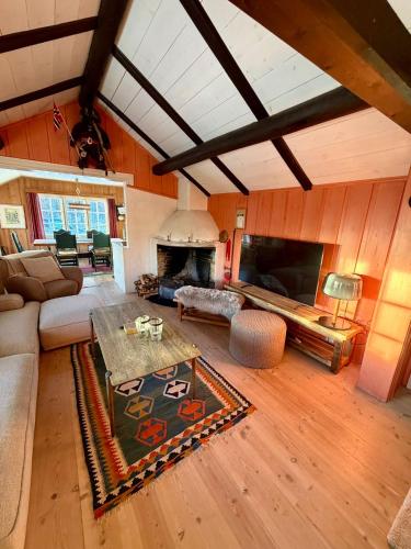 Authentic Norwegian ski chalet for 8 with fireplaces & modern comfort near Geilo ski slopes in Myro