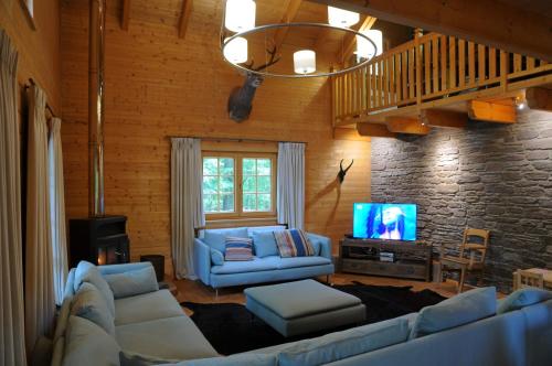 Six-Bedroom House image 5