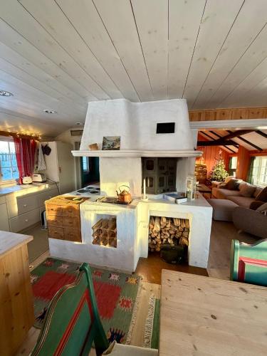 Authentic Norwegian ski chalet for 8 with fireplaces & modern comfort near Geilo ski slopes in Myro