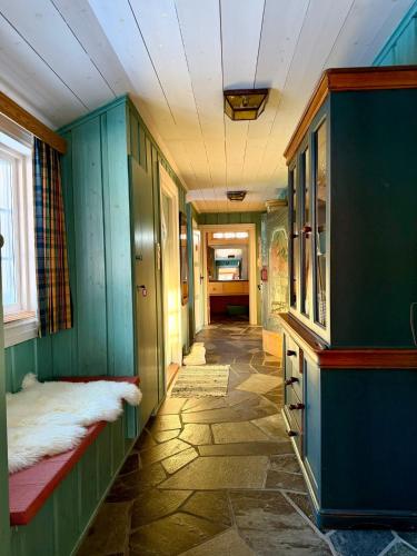 Authentic Norwegian ski chalet for 8 with fireplaces & modern comfort near Geilo ski slopes in Myro