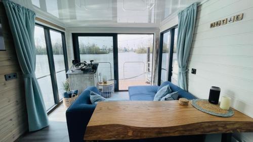 Hausboot Bötje in Hamburg, Deutschland
