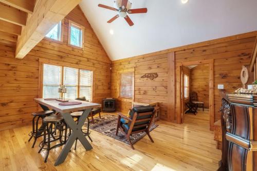 Hidden Gem Cottage Wspa in Blowing Rock, USA