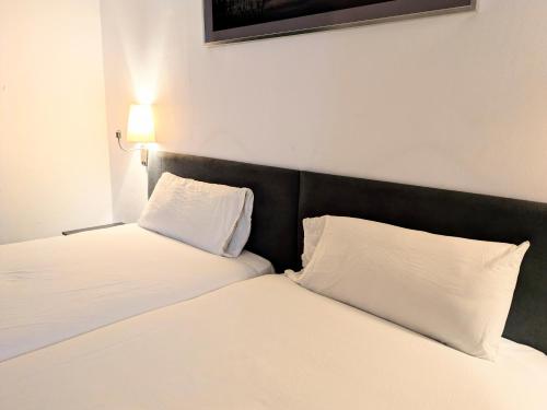 3 twin beds