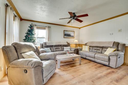 Authentic Brownsville Farmhouse: 1 Mi to River!