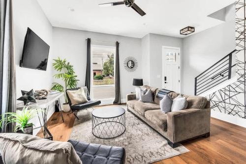Luxury Villa close Broadway with Garage and Fire Pit – khách sạn tại Germantown