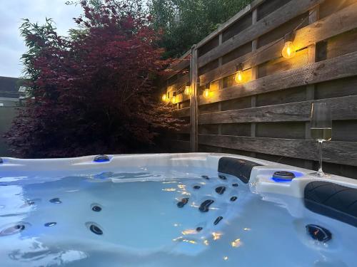 熱水浴缸, Duna - Japandi B&B met topontbijt & wellness in 科克賽德