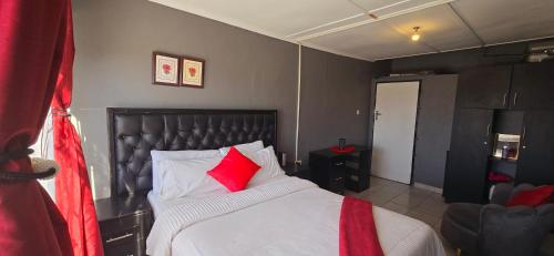 Luxury Township Living Kwa Magumede in บูลาวาโย