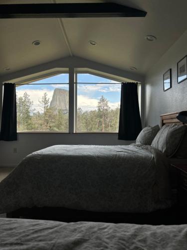 Devils Tower Lodge (Bed and Breakfast) - Tap to explore photos