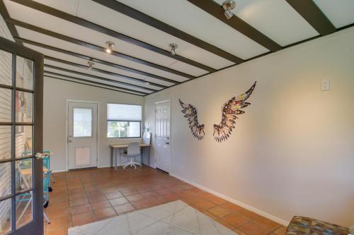Bright and Modern Texas Getaway - 7 Mi to The Alamo! in San Antonio, USA