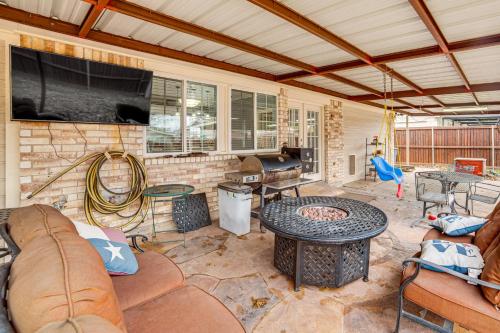 Dallas Area Home w/ Hot Tub, Families Welcome! in Duncanville