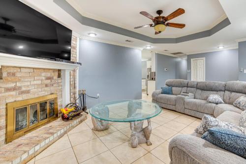 Dallas Area Home w/ Hot Tub, Families Welcome! in Duncanville