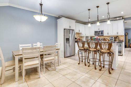 Dallas Area Home w/ Hot Tub, Families Welcome! in Duncanville