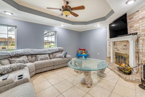 Dallas Area Home w/ Hot Tub, Families Welcome! in Duncanville