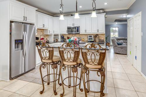 Dallas Area Home w/ Hot Tub, Families Welcome! in Duncanville