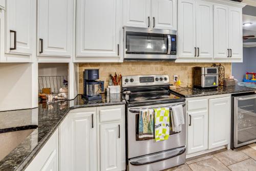 Dallas Area Home w/ Hot Tub, Families Welcome! in Duncanville