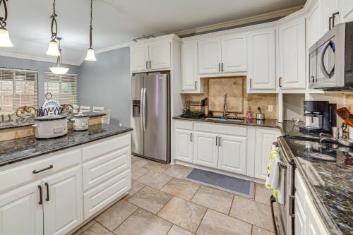Dallas Area Home w/ Hot Tub, Families Welcome! in Duncanville