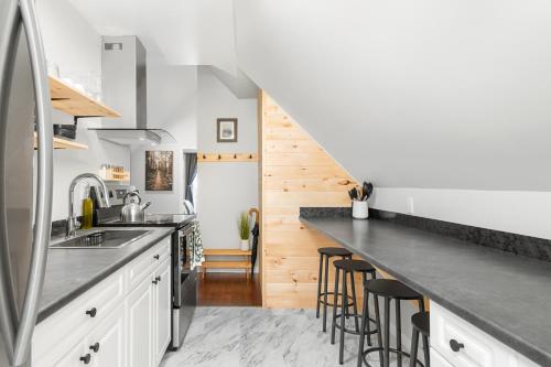 keuken, The Loft at Marble Place a Cozy Family Retreat in Courtenay (BC)