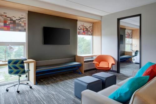 Aloft, Suite, 1 King, Sofa bed