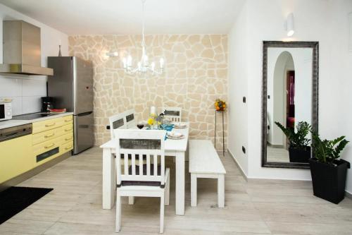 Modern Apartment in Trogir - 70 m² - Parking Included in ออกรุค กอนจิ