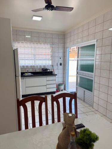 Kitchen, Lugar tranquilo para descansar - Residencial Vieira in Cachoeira do Bom Jesus