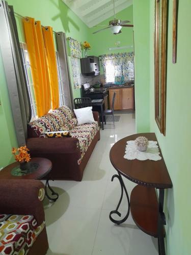 Serene Hideaway Guesthouse in Gated Stonebrook Manor – khách sạn tại Corral Spring