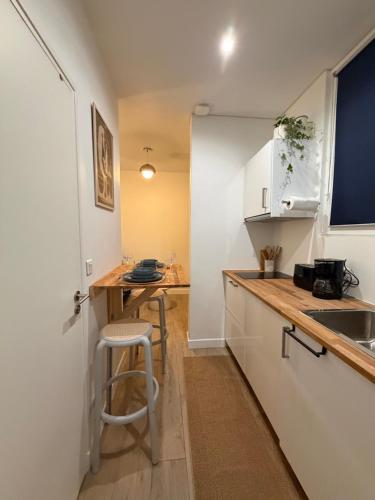keittiö, Studio one street away from the Marais! in Paris