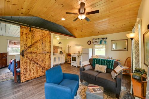 Quiet Country Escape Fire Pit, Fish On-Site! in Leonardsville, USA