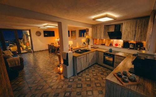 Istaba viesiem, Casa de sub Brazi Relaxare la munte cu Ciubar in Fântânele (Sibiu)