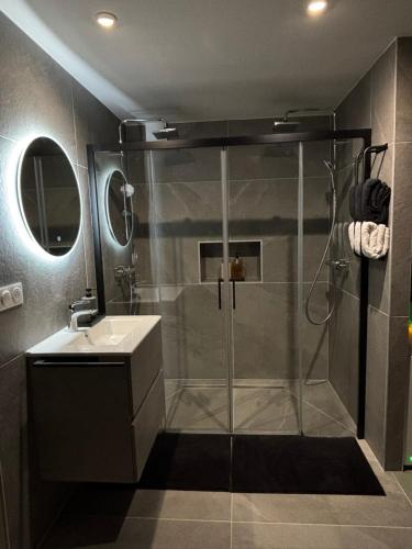 Душ, L odyssée des sens - Jacuzzi Privatif (L odyssee des sens - Jacuzzi Privatif) in Ешироль