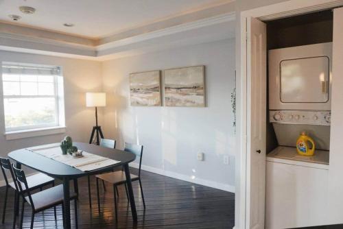 Modern Downtown Apartment • Walk to Restaurants - image 5