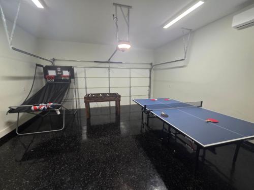 Lavish home close to downtown Houston with game rm - image 8