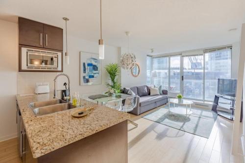 Downtown Suite with Parking, Pool, Gym