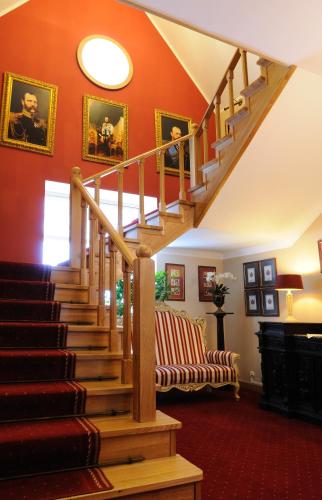 Фойє, Dwor Carski in Спала