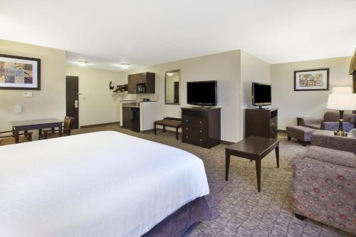 Holiday Inn Express and Suites Wheeling an IHG Hotel - image 6