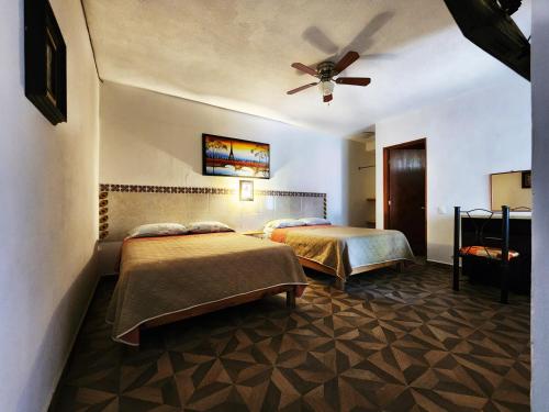 1 queen bed, 1 double bed