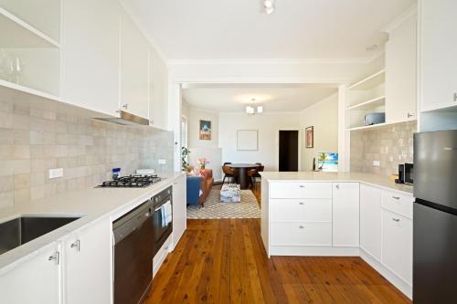 North Bondi 2BR - Beach Balcony - King & Queen - AC in North Bondi