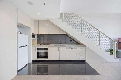 kuhinja, City Loft Escape - Close to CBD, Courtyard Views in Zetland