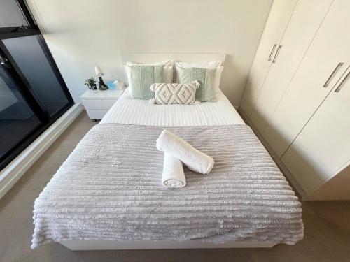 Krevet, City Loft Escape - Close to CBD, Courtyard Views in Zetland